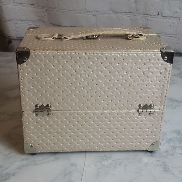 MakeUp Case with Eyeshadow & Brushes - Picture 3 of 9